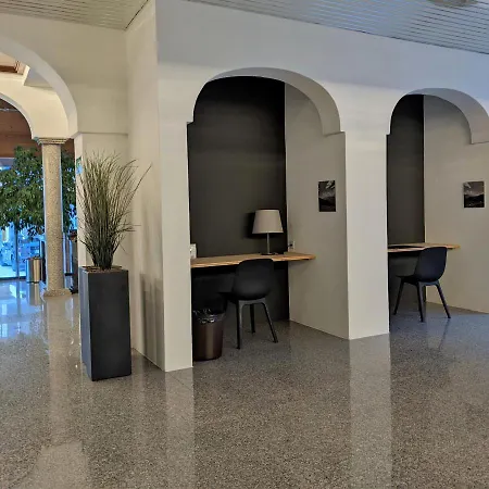 Modern Renoviert Mit Hallenbad + Fitness