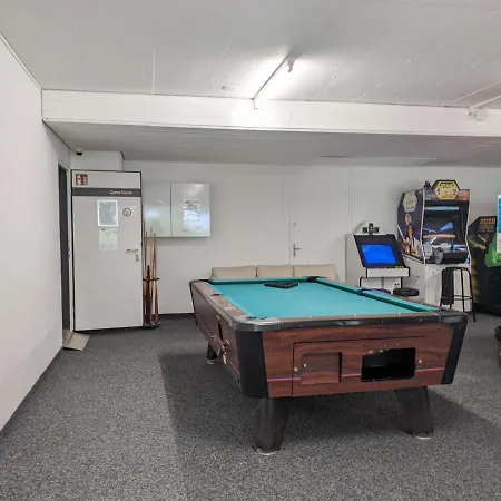 Modern Renoviert Mit Hallenbad + Fitness דירה לאקס