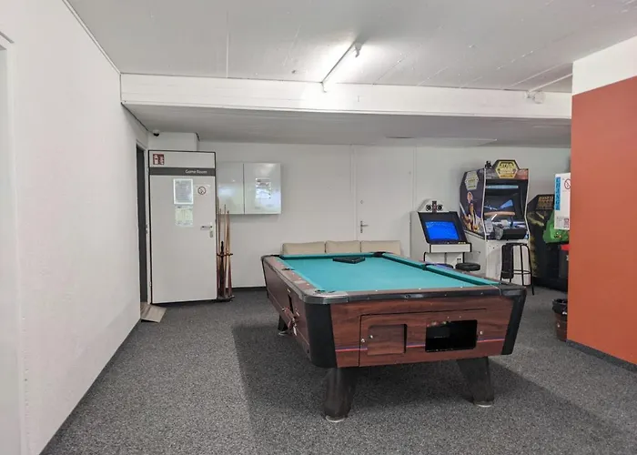 Modern Renoviert Mit Hallenbad + Fitness דירה לאקס