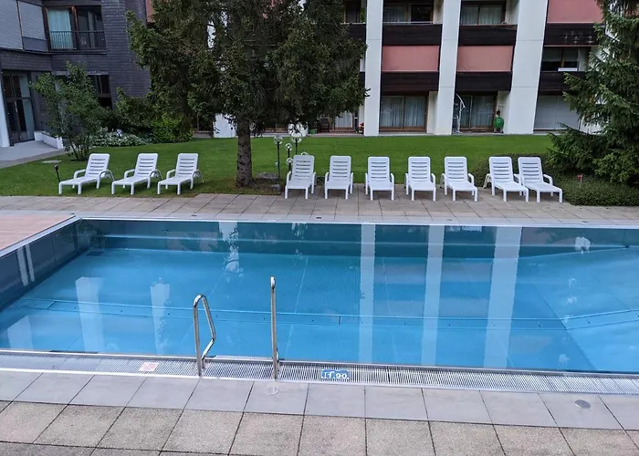 Modern Renoviert Mit Hallenbad + Fitness