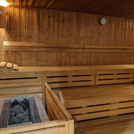 Modern Renoviert Mit Hallenbad + Fitness Laax